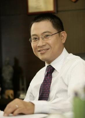 Ba tháng đầu phải ăn nhờ, ở đậu, phải đối diện với muôn vàn khó khăn, anh vẫn tin mình sẽ vượt qua. Anh phải làm rất nhiều việc, bất kể đêm ngày và chuyển chỗ ở tới mấy chục lần, thậm chí phải ngủ nhờ trong nhà thí (dành cho những người bất hạnh và ở miễn phí), nhưng vẫn thi đậu vào ngành Quản trị du lịch khách sạn thuộc Đại học Sydney Western. Khi trở về Việt Nam, anh đã được mời đảm nhiệm vị trí CEO của nhiều doanh nghiệp lớn. Và cuối cùng, niềm đam mê sáng tạo kinh doanh ẩm thực đã giúp Lý Quí Trung sáng lập nên thương hiệu Phở 24, đồng thời là chủ hệ thống An Nam Group. NHỮNG HOTGIRL TỪNG THI ĐỖ THỦ KHOA ĐẠI HỌC Ba tháng đầu phải ăn nhờ, ở đậu, phải đối diện với muôn vàn khó khăn, anh vẫn tin mình sẽ vượt qua. Anh phải làm rất nhiều việc, bất kể đêm ngày và chuyển chỗ ở tới mấy chục lần, thậm chí phải ngủ nhờ trong nhà thí (dành cho những người bất hạnh và ở miễn phí), nhưng vẫn thi đậu vào ngành Quản trị du lịch khách sạn thuộc Đại học Sydney Western. Khi trở về Việt Nam, anh đã được mời đảm nhiệm vị trí CEO của nhiều doanh nghiệp lớn. Và cuối cùng, niềm đam mê sáng tạo kinh doanh ẩm thực đã giúp Lý Quí Trung sáng lập nên thương hiệu Phở 24, đồng thời là chủ hệ thống An Nam Group. NHỮNG HOTGIRL TỪNG THI ĐỖ THỦ KHOA ĐẠI HỌC