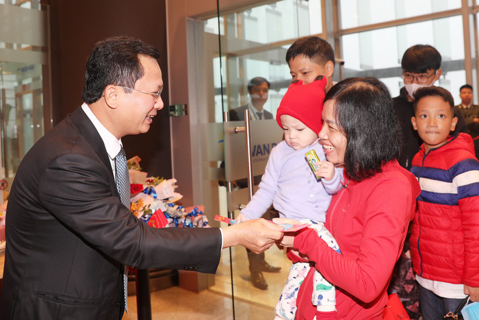 Ông Cao Tường Huy, Phó Chủ tịch Ủy ban nhân dân tỉnh Quảng Ninh chúc mừng những hành khách đầu tiên xông Cảng hàng không quốc tế Vân Đồn. (Ảnh: CTV) Ông Cao Tường Huy, Phó Chủ tịch Ủy ban nhân dân tỉnh Quảng Ninh chúc mừng những hành khách đầu tiên xông Cảng hàng không quốc tế Vân Đồn. (Ảnh: CTV)