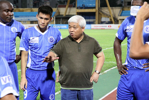 Bầu Kiên tiếp tục nhận trái đắng khi ngồi ở băng ghế huấn luyện (Ảnh: Quang Minh)