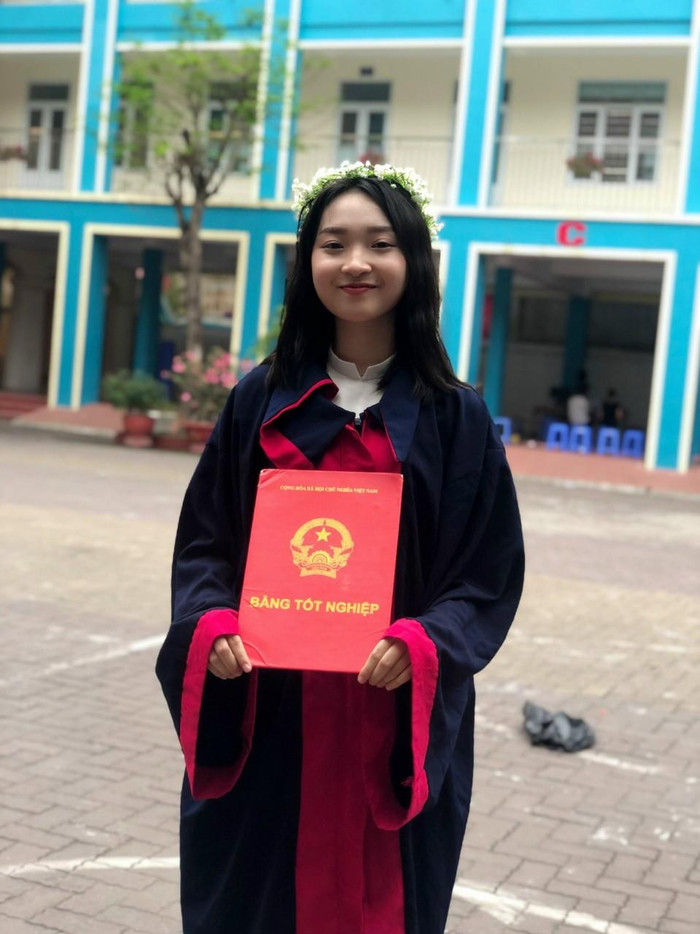 Em Trần Vũ Thuỳ Dương, học sinh Trường Trung học cơ sở Võ Thị Sáu đỗ thủ khoa Ngữ văn chuyên - Trường Trung học phổ thông chuyên Trần Phú (Ảnh: Ngọc Quyên)