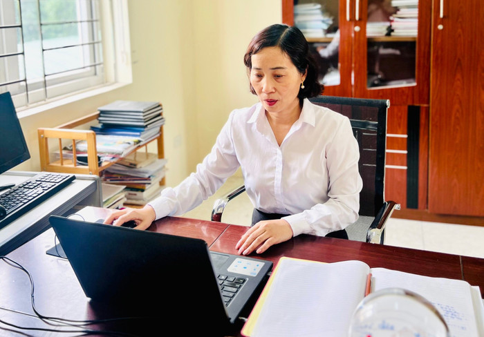 Trên cương vị hiệu trưởng, cô Vũ Việt Hà luôn hoàn thành xuất sắc nhiệm vụ được giao (Ảnh: NVCC) GDVN_co-giao-ha-2.jpg