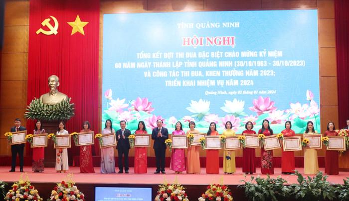 Cô giáo Nguyễn Sinh Khoa (thứ 2, phải sang) nhận danh hiệu Nhà giáo Ưu tú (Ảnh: TC) co-khoa-3.jpg