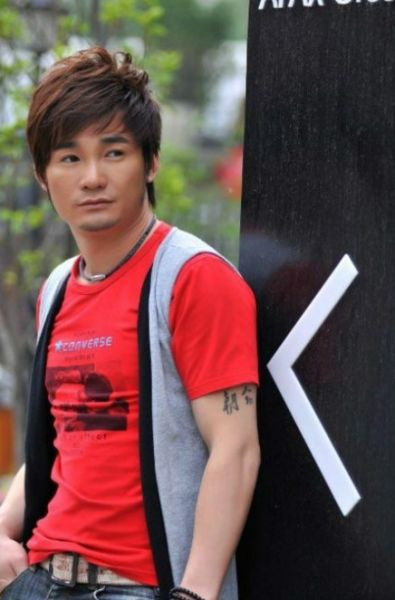 Thí sinh Hoàng Dũng tại cuộc thi "The Voice of China 2012". Thí sinh Hoàng Dũng tại cuộc thi "The Voice of China 2012".