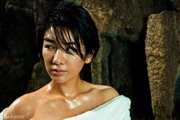 Như vậy sau các mỹ nhân Hoa ngữ như Dương Tử Quỳnh, Phạm Băng Băng, Lý Băng Băng... thì lần này Huỳnh Dịch cũng góp phần với một vai diễn một nhà khoa học nữ tóc ngắn trong phim "Truyền Kỳ".