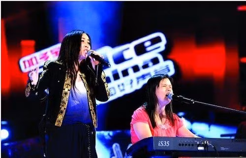 Cô gái lòa Trương Ngọc Hà vinh dự được song ca bên cạnh thần tượng của mình là nữ danh ca Na Anh trên sân khấu "The Voice of China".