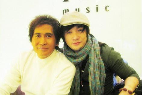 Ca sĩ Hoàng Dũng cùng ông bầu Tề Tần. Ca sĩ Hoàng Dũng cùng ông bầu Tề Tần.