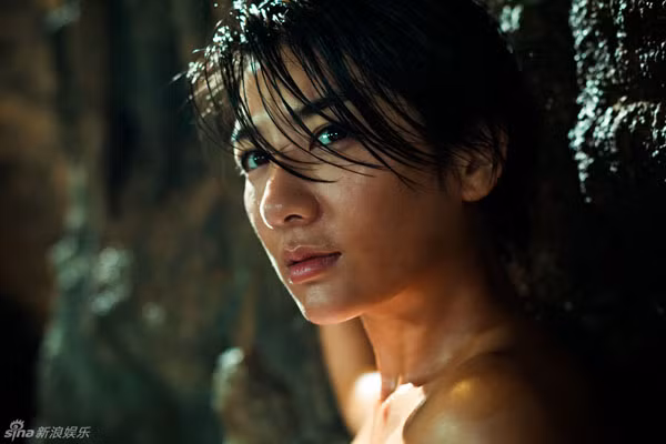 Nữ khoa học gia với mái tóc ngắn do Huỳnh Dịch thủ vai.