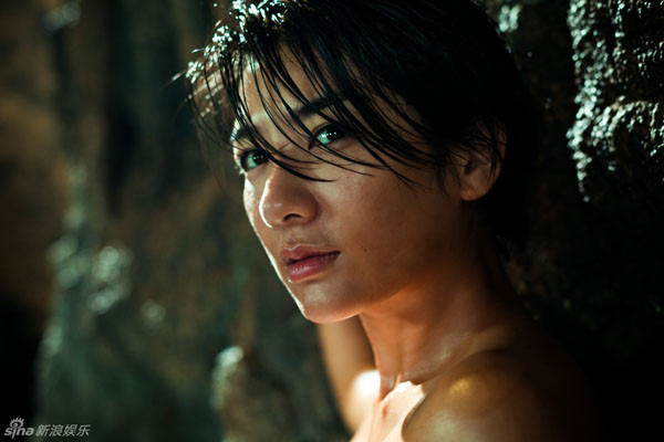 Nữ khoa học gia với mái tóc ngắn do Huỳnh Dịch thủ vai. Nữ khoa học gia với mái tóc ngắn do Huỳnh Dịch thủ vai.