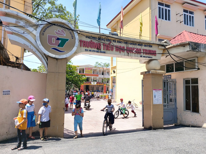 Nhiều học sinh không ăn bán trú tại Trường Tiểu học Quang Trung được phụ huynh đón về nhà và tới trường vào đầu giờ chiều (Ảnh: Lã Tiến) Nhiều học sinh không ăn bán trú tại Trường Tiểu học Quang Trung được phụ huynh đón về nhà và tới trường vào đầu giờ chiều (Ảnh: Lã Tiến)