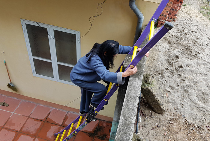 Hơn nửa tháng qua, cô giáo Quyến phải trèo thang để ra ngoài (Ảnh: Lã Tiến) Hơn nửa tháng qua, cô giáo Quyến phải trèo thang để ra ngoài (Ảnh: Lã Tiến)