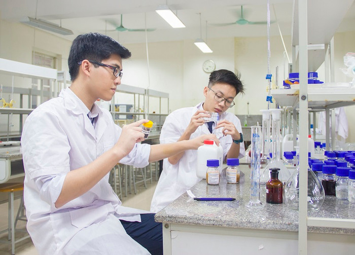 Em Lê Tuấn, Mạnh Tuấn Hưng, Trường Trung học phổ thông Chuyên Hạ Long, giành huy chương Bạc tại Triển lãm Sáng chế quốc tế. (Ảnh: Đỗ Quang) Em Lê Tuấn, Mạnh Tuấn Hưng, Trường Trung học phổ thông Chuyên Hạ Long, giành huy chương Bạc tại Triển lãm Sáng chế quốc tế. (Ảnh: Đỗ Quang)