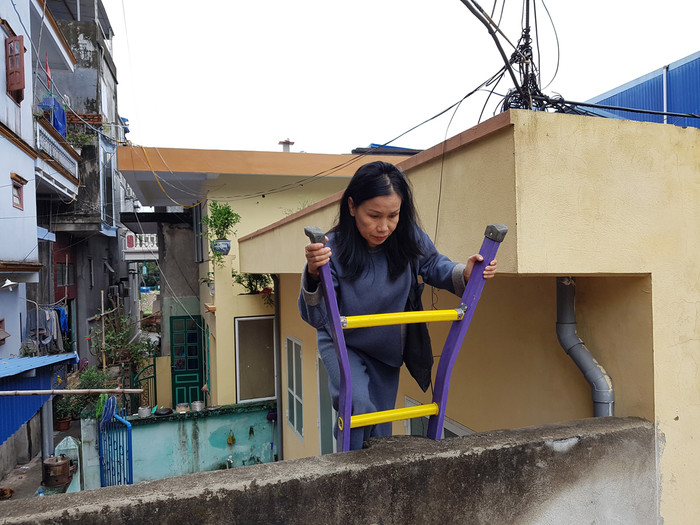 Hàng ngày phải trèo thang cao hơn 4 mét, nguy hiểm luôn rình rập tính mạng của gia đình cô giáo Quyến (Ảnh: Lã Tiến) Hàng ngày phải trèo thang cao hơn 4 mét, nguy hiểm luôn rình rập tính mạng của gia đình cô giáo Quyến (Ảnh: Lã Tiến)