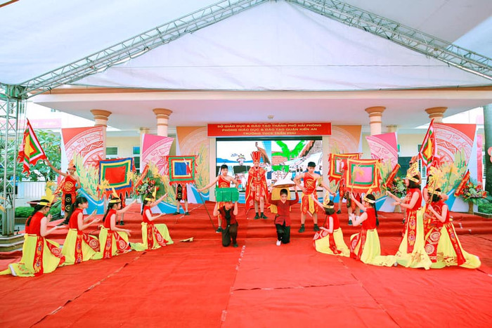 Học sinh tái hiện hình tượng người nông dân việt Nam thời đại Hùng Vương (Ảnh: CTV) Học sinh tái hiện hình tượng người nông dân việt Nam thời đại Hùng Vương (Ảnh: CTV)