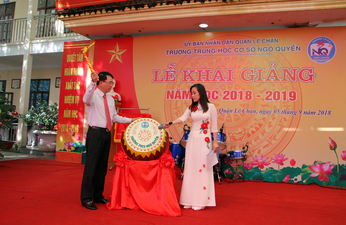 Ông Lê Khắc Nam, Phó chủ tịch Ủy ban nhân dân thành phố Hải Phòng đánh trống khai trường tại Trường Trung học cơ sở Ngô Quyền. (Ảnh: Lã Tiến)