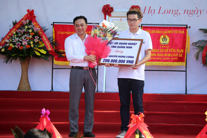 Quán quân Olympia lần thứ 18 Nguyễn Hoàng Cường được trao tặng 200 triệu đồng (Ảnh: CTV)