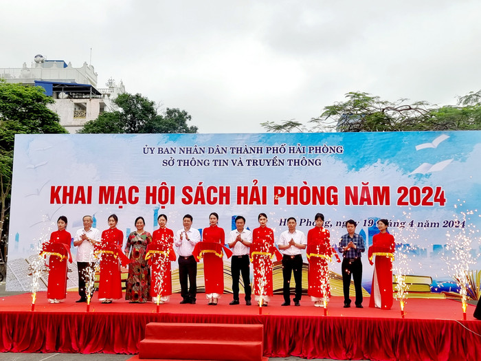 Các đại biểu cắt băng khai mạc hội sách Hải Phòng năm 2024 (Ảnh: LT) GDVN_hoi-sach-1.jpg