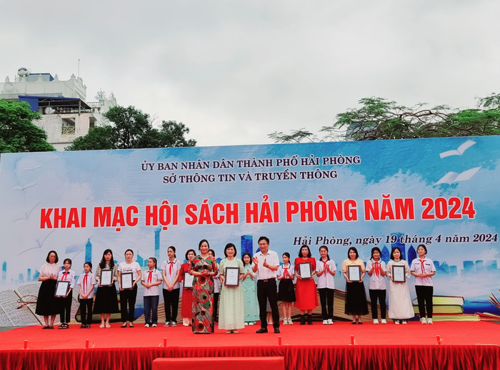Ban tổ chức trao giải cuộc thi kể chuyện theo sách với chủ đề "Sách và khát vọng tương lai" (Ảnh: LT) GDVN_hoi-sach-2.jpg