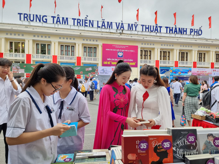 Đông đảo học sinh tới Ngày hội sách Hải Phòng 2024 (Ảnh: LT) GDVN_hoi-sach-6.jpg
