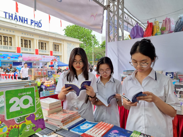 Đông đảo học sinh tới Ngày hội sách Hải Phòng 2024 (Ảnh: LT) GDVN_hoi-sach-4.jpg