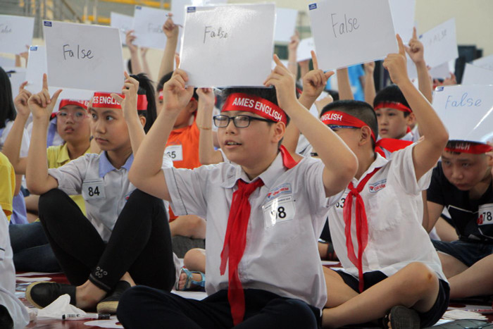 Các thí sinh rất tự tin thể hiện trình độ hiểu biết tiếng Anh của mình tại cuộc thi (Ảnh: Lã Tiến)