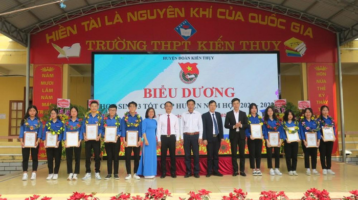 26 em học sinh được biểu dương danh hiệu “Học sinh 3 tốt” (Ảnh: CTV) 26 em học sinh được biểu dương danh hiệu “Học sinh 3 tốt” (Ảnh: CTV)