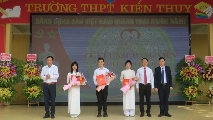 Chi bộ 1 - Đảng bộ Trường Trung học phổ thông Kiến Thụy tiến hành kết nạp Đảng cho 3 học sinh là những cán bộ Đoàn ưu tú, có thành tích học tập giỏi (Ảnh: CTV) Chi bộ 1 - Đảng bộ Trường Trung học phổ thông Kiến Thụy tiến hành kết nạp Đảng cho 3 học sinh là những cán bộ Đoàn ưu tú, có thành tích học tập giỏi (Ảnh: CTV)
