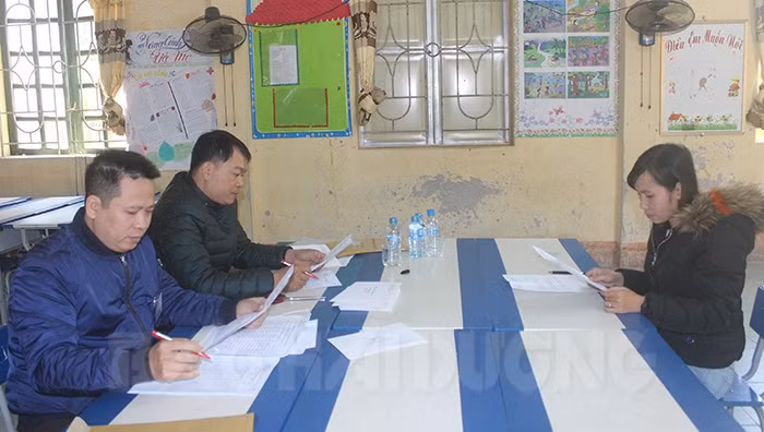 Giáo viên hợp đồng tham dự phòng phỏng vấn tại Hội đồng xét tuyển huyện Tứ Kỳ (Ảnh: Báo Hải Dương)