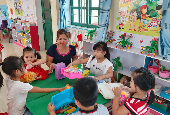 Các giáo viên hợp đồng tại Hải Dương hồi hộp chờ kết quả xét tuyển giáo viên ngành giáo dục và đào tạo năm 2019 (Ảnh: Lã Tiến) Các giáo viên hợp đồng tại Hải Dương hồi hộp chờ kết quả xét tuyển giáo viên ngành giáo dục và đào tạo năm 2019 (Ảnh: Lã Tiến)