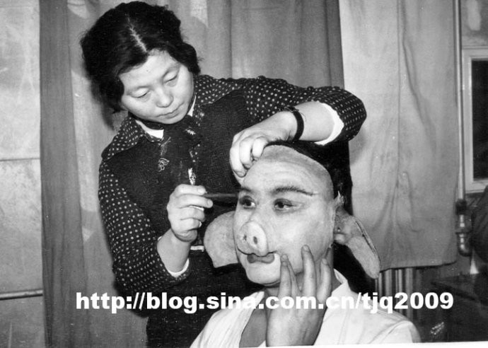 Nghệ sĩ hóa trang Trương Hưng Hoa đang hóa trang nhân vật Trư Bát Giới cho Mã Đức Hoa.