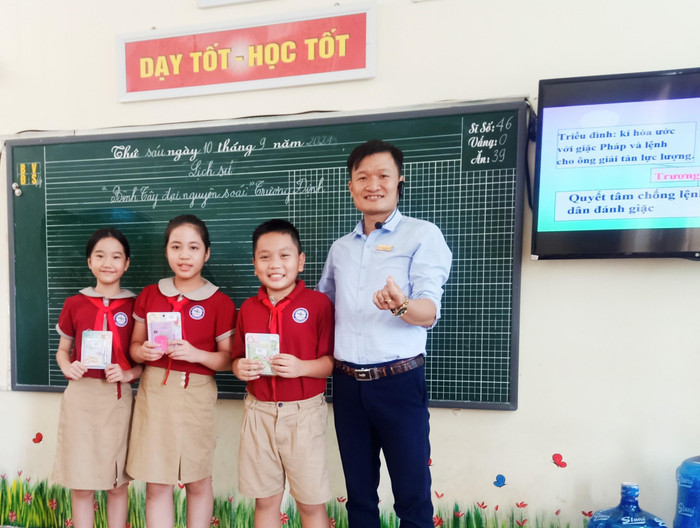 Thầy giáo Nguyễn Đức Tài cùng các em học sinh trong một buổi lên lớp. (Ảnh: NVCC) Thầy giáo Nguyễn Đức Tài cùng các em học sinh trong một buổi lên lớp. (Ảnh: NVCC)