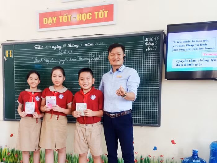 Thầy giáo Nguyễn Đức Tài cùng các em học sinh trong một buổi lên lớp. (Ảnh: NVCC)