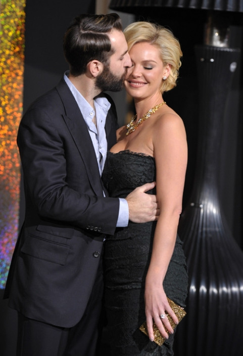 Katherina Heigl vẫn mặn mà, đằm thắm như mọi ngày. Trong chiếc đầm đen quây ngực, cô khoe khéo bờ vai trần gợi cảm cùng vẻ đẹp viên mãn của người phụ nữ đang chìm đắm trong men say hạnh phúc. Katherina Heigl vẫn mặn mà, đằm thắm như mọi ngày. Trong chiếc đầm đen quây ngực, cô khoe khéo bờ vai trần gợi cảm cùng vẻ đẹp viên mãn của người phụ nữ đang chìm đắm trong men say hạnh phúc.