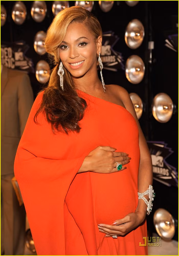 Beyonce - người phụ nữ sở hữu đường cong hoàn hảo hàng đầu làng nhạc US-UK thật cuốn hút trong váy đầm màu cam.