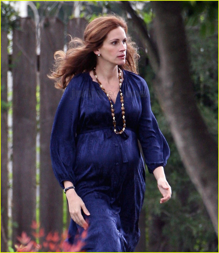 Người đàn bà đẹp. Trong chiếc đầm bầu xanh biển này, trông cô đài các và sang trọng chẳng khác nào một quý bà thuộc Hoàng gia Anh.