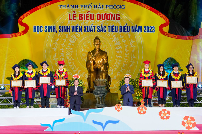 Ông Nguyễn Văn Tùng - Chủ tịch Uỷ ban nhân dân thành phố Hải Phòng cùng ông Nguyễn Tường Lâm - Bí thư Trung ương Đoàn Thanh niên cộng sản Hồ Chí Minh khen thưởng các em học sinh, sinh viên xuất sắc tại Lễ biểu dương năm 2023 (Ảnh: ĐT) bieu-duong-1.jpeg