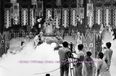 Nghệ sĩ Trịnh Dung trong một cảnh quay Thái Thượng Lão Quân trong điện luyện linh đơn trên thiên đình. Nghệ sĩ Trịnh Dung trong một cảnh quay Thái Thượng Lão Quân trong điện luyện linh đơn trên thiên đình.