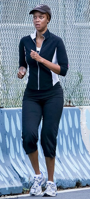 Tyra Banks chạy bộ dọc bờ sông Hudson và dường như bài tập có vẻ nặng nề với cô khi thấy hơi thở khá nặng và mệt nhọc.