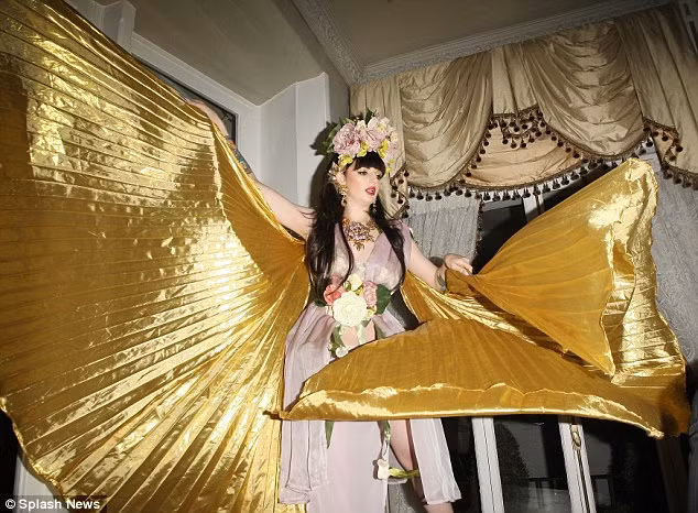 Trước đó, Katrina Darling cũng vì thân thế gần gũi với hoàng gia nên đã được mời làm gương mặt trang bìa cho tạp chí đàn ông Playboy số tháng 9/2011 với những cụm từ như “vẻ đẹp Hoàng gia” hay “bản sao nữ hoàng mới của nước Anh” được dùng để miêu tả về người đẹp này.