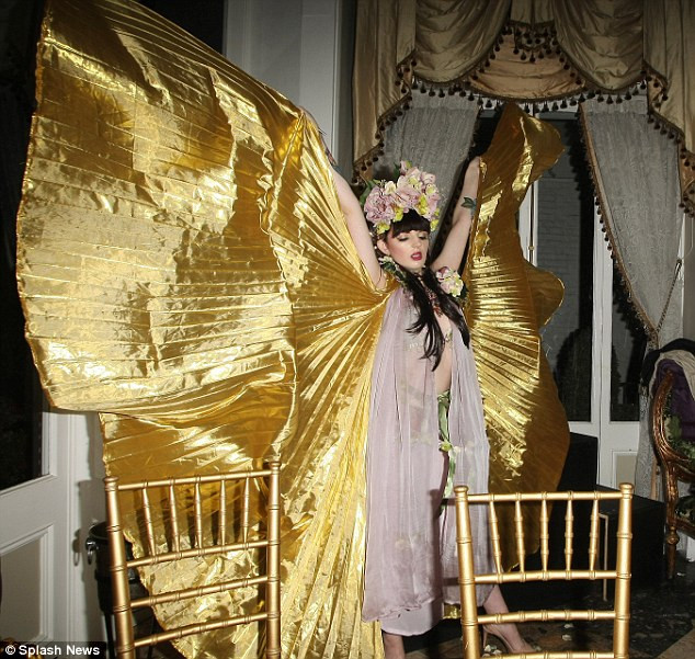 Từng là nhân viên của ngân hàng Barclays nhưng sau đó Darling đã rời đến New York sau khi phát hiện ra mình là cô em họ thứ hai của nữ công tước xứ Cambridge. Darling gần đây cũng gây chú ý tới Hoàng gia Anh khi cô múa và hát theo điệu “God Save the Queen” trong dịp Kỷ niệm 60 năm lên ngôi của Nữ hoàng Elizabeth II.