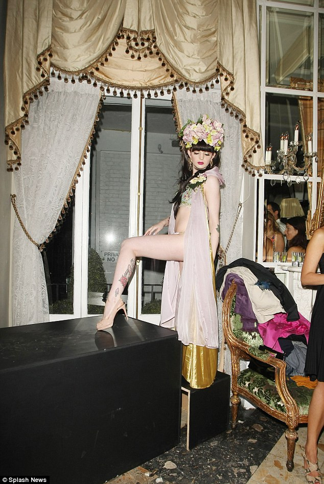 Darling đến từ Sunderland cũng bất ngờ phát hiện ra nguồn gốc cận huyết của mình với công nương Kate Middleton từ hồi năm 2011. Mẹ của cô là em gái của ngài Thomas Harrison, cụ của công nương Kate.