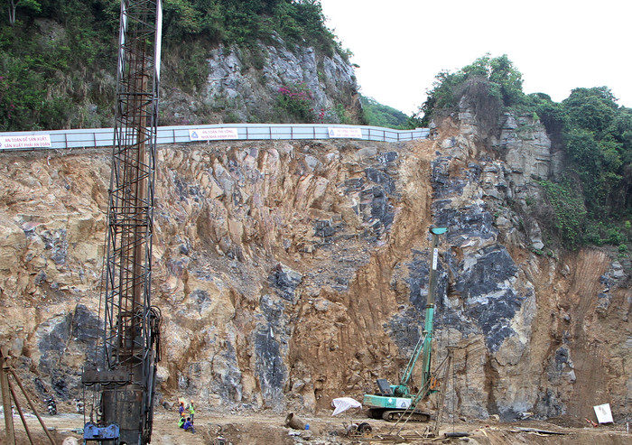 Phía trong khu vực Cát Cò 2, núi bị phá nham nhở. Ảnh: Lã Tiến Phía trong khu vực Cát Cò 2, núi bị phá nham nhở. Ảnh: Lã Tiến