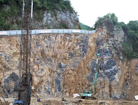 Hiện trường cho thấy đào khoét sâu vào núi tạo mặt bằng làm "siêu dự án". Ảnh: Lã Tiến Hiện trường cho thấy đào khoét sâu vào núi tạo mặt bằng làm "siêu dự án". Ảnh: Lã Tiến