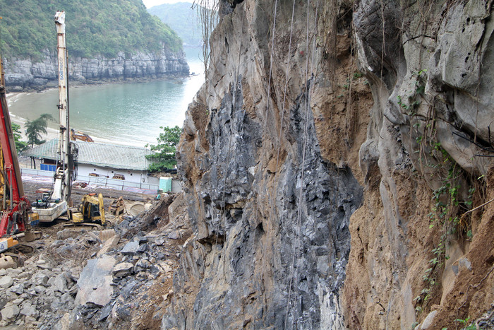 Theo lời một số công nhân thi công tại công trường, doanh nghiệp còn dùng mìn phá núi tại khu vực Cát Cò 2. Ảnh: Lã Tiến Theo lời một số công nhân thi công tại công trường, doanh nghiệp còn dùng mìn phá núi tại khu vực Cát Cò 2. Ảnh: Lã Tiến