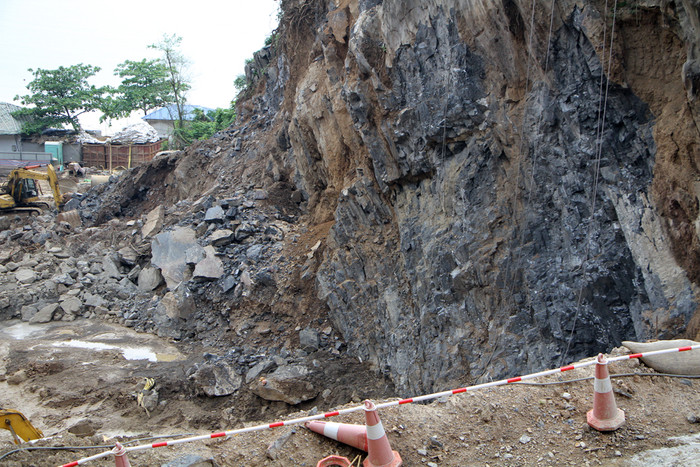 Doanh nghiệp dùng máy móc đào bới, khoét sâu vào núi. (Ảnh: Lã Tiến). Doanh nghiệp dùng máy móc đào bới, khoét sâu vào núi. (Ảnh: Lã Tiến).