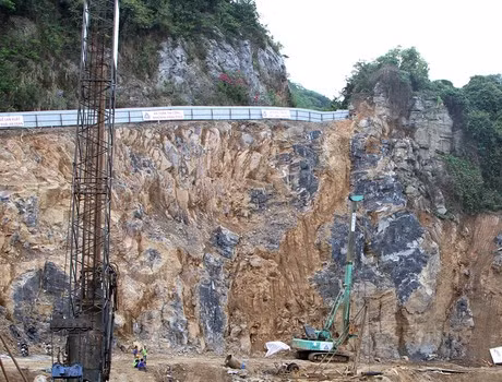 Hiện trường cho thấy đào khoét sâu vào núi tạo mặt bằng làm "siêu dự án". Ảnh: Lã Tiến Hiện trường cho thấy đào khoét sâu vào núi tạo mặt bằng làm "siêu dự án". Ảnh: Lã Tiến