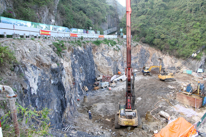 Núi tại khu vực bãi tắm Cát Cò 1 bị đục khoét nham nhở. Ảnh: Lã Tiến Núi tại khu vực bãi tắm Cát Cò 1 bị đục khoét nham nhở. Ảnh: Lã Tiến