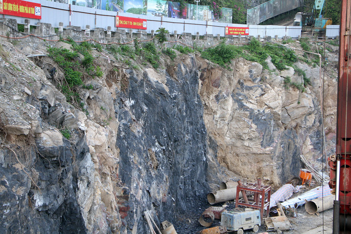 Núi tại khu vực bãi tắm Cát Cò 1 bị đục khoét nham nhở. Ảnh: Lã Tiến Núi tại khu vực bãi tắm Cát Cò 1 bị đục khoét nham nhở. Ảnh: Lã Tiến