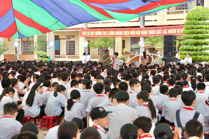 Các em học sinh Trường Trung học cơ sở Lương Khánh Thiện (quận Kiến An, Hải Phòng) được trang bị kiến thức về an toàn giao thông, an ninh mạng (Ảnh: LT) Các em học sinh Trường Trung học cơ sở Lương Khánh Thiện (quận Kiến An, Hải Phòng) được trang bị kiến thức về an toàn giao thông, an ninh mạng (Ảnh: LT)