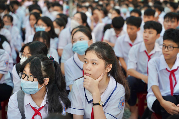 Các em học sinh Trường Trung học cơ sở Lương Khánh Thiện chăm chú lắng nghe những chia sẻ về Luật An toàn giao thông và An ninh mạng (Ảnh: LT) Các em học sinh Trường Trung học cơ sở Lương Khánh Thiện chăm chú lắng nghe những chia sẻ về Luật An toàn giao thông và An ninh mạng (Ảnh: LT)