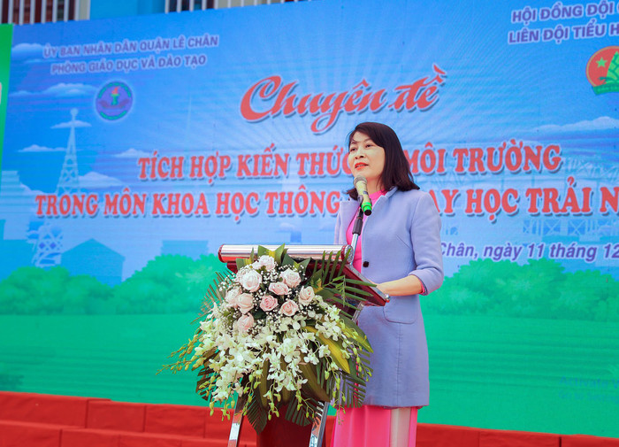 Cô giáo Nguyễn Thị Kim Viên, Hiệu trưởng Trường Tiểu học Võ Thị Sáu phát biểu tại chuyên đề (Ảnh: Lã Tiến) Cô giáo Nguyễn Thị Kim Viên, Hiệu trưởng Trường Tiểu học Võ Thị Sáu phát biểu tại chuyên đề (Ảnh: Lã Tiến)